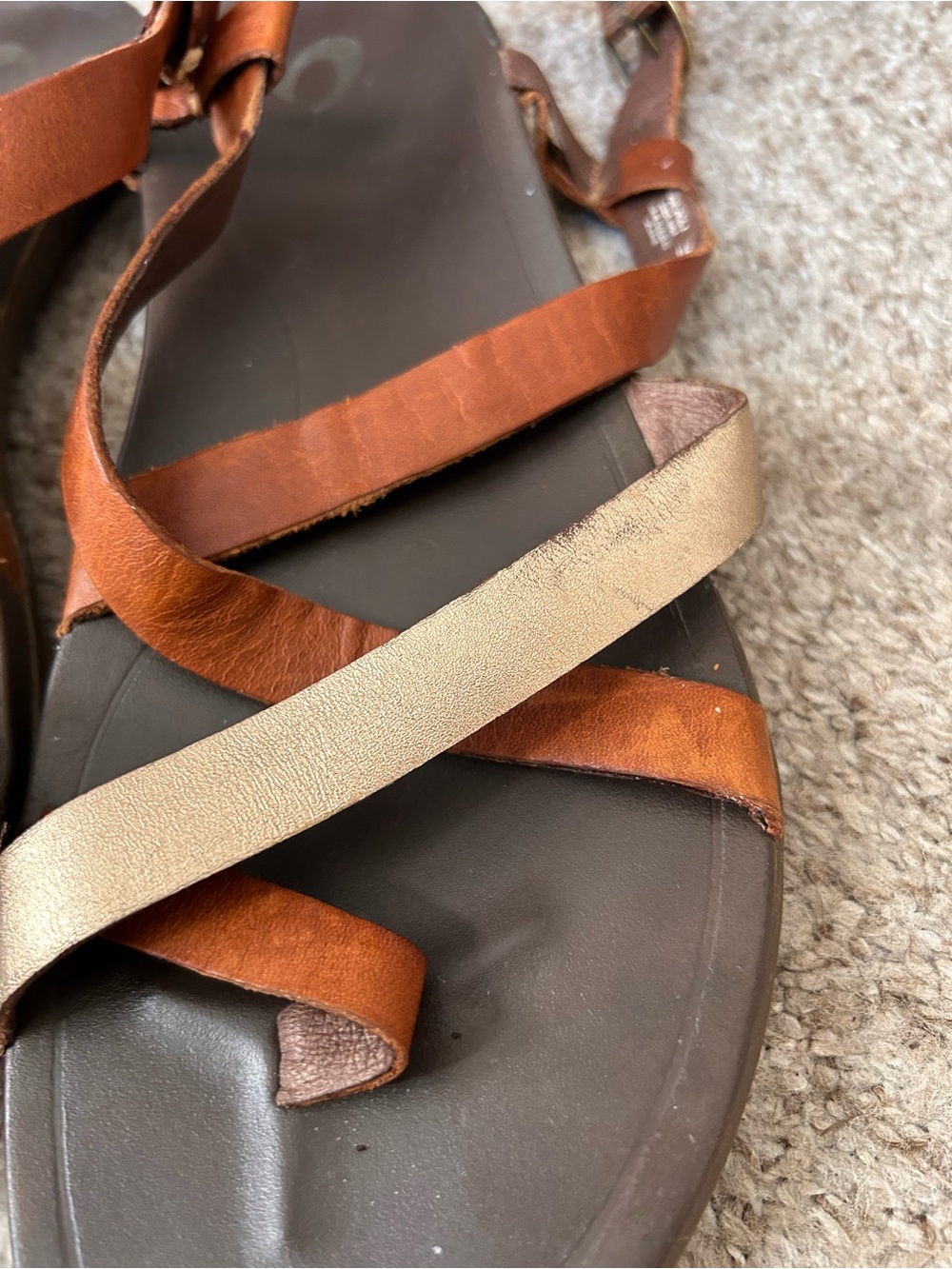 Olukai Upena Leather and Metallic Strappy Beach Sandals. Vacation. Comfort. SZ10 - Picture 6 of 10